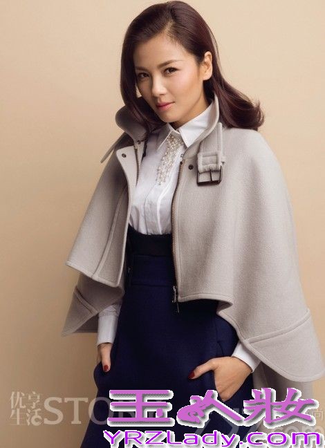 近日，刘涛受邀拍摄杂志封面，得体大方的穿着展现了她优雅的气质，迷人的招牌微笑显示出独特魅力。她说“我更多会听我自己的，因为只有我才知道什么是自己想要的，也许别人的客观角度会有一定的帮助，但无论如何，最后一定要遵从自己的内心，只有这样，才能在最后面对结果的时候无怨无悔。”刚刚从夜戏下来的刘涛穿着麻灰色大衣，颈间露出一抹粉彩的丝巾，如任何一位加班归来的职场女性，行色匆匆中亦要坚持美与暖。