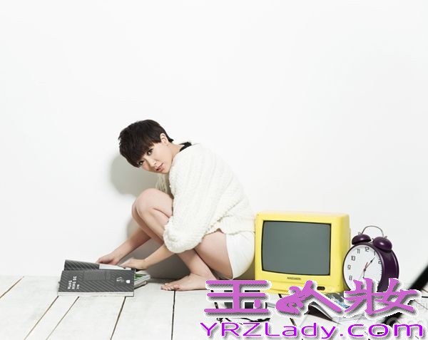 日前，央视女主播紫檀曝光了一组全新时尚大片，紫檀身着宽松而随性的服饰、乖巧又含蓄的造型更是别具一格。从紫檀的眉目间自然流露出一种“肆意美”，展现出清纯与沉稳的双重气质。