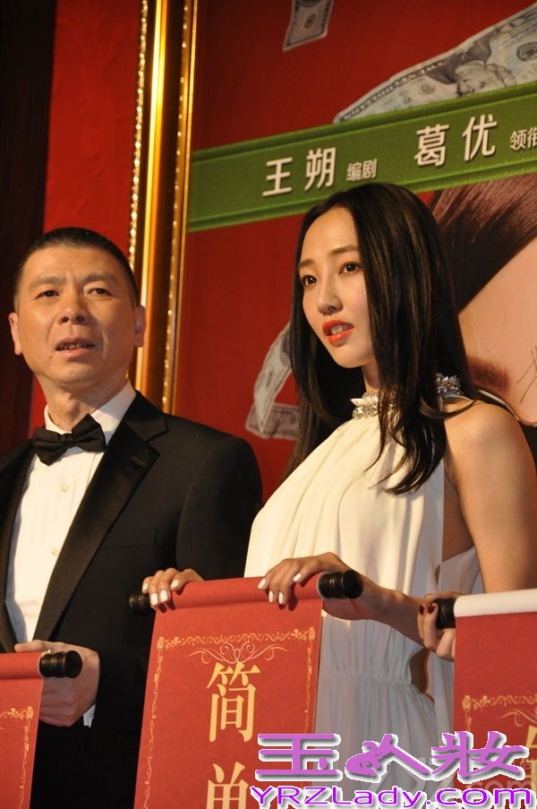 本月19日，冯小刚新作《私人订制》将正式杀入贺岁档战团。该片由葛优、白百何、李小璐、郑恺等人主演，讲述了一个又一个令人捧腹的圆梦故事。素有“小妞儿电影代言人”之称的白百何在片中分身各种职业，大厨卧底售楼小姐无一不活灵活现，相比过去的单一直线型角色，这次的曲线演绎也把握得游刃有余大范儿尽显。在昨天的首映礼上，白百何也得到了某国际顶级大牌的私人订制，以一身白色长裙仙气亮相，更是在现场分享了自己对于私人订制的独家解读。