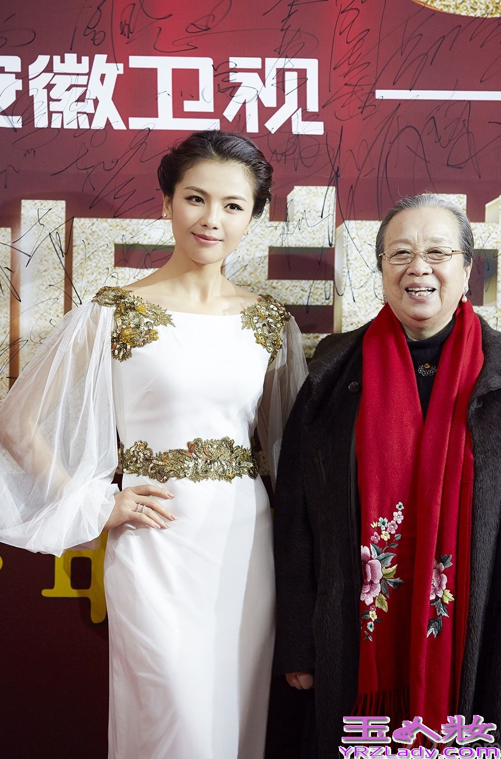 近日，刘涛女神造型亮相“2013国剧盛典”，夺人眼球，并喜获“2013观众最喜爱女主角”压轴大奖。作为年度最重要的颁奖盛典之一的“国剧盛典”吸引了众多明星出席，红毯上可谓是群星熠熠。刘涛甫一亮相便“谋杀”了记者不少菲林，她身着白色修身拖尾长裙，金色织花点缀在肩部和腰间，薄纱灯笼袖令双肩若隐若现，一颦一笑都恰到好处，宛如仙子行走在云端。出现在舞台上时，刘涛采用了另一款造型，丝带白衬衫搭配黑色暗花长裙，温婉中带着一丝帅气，华美而大气。