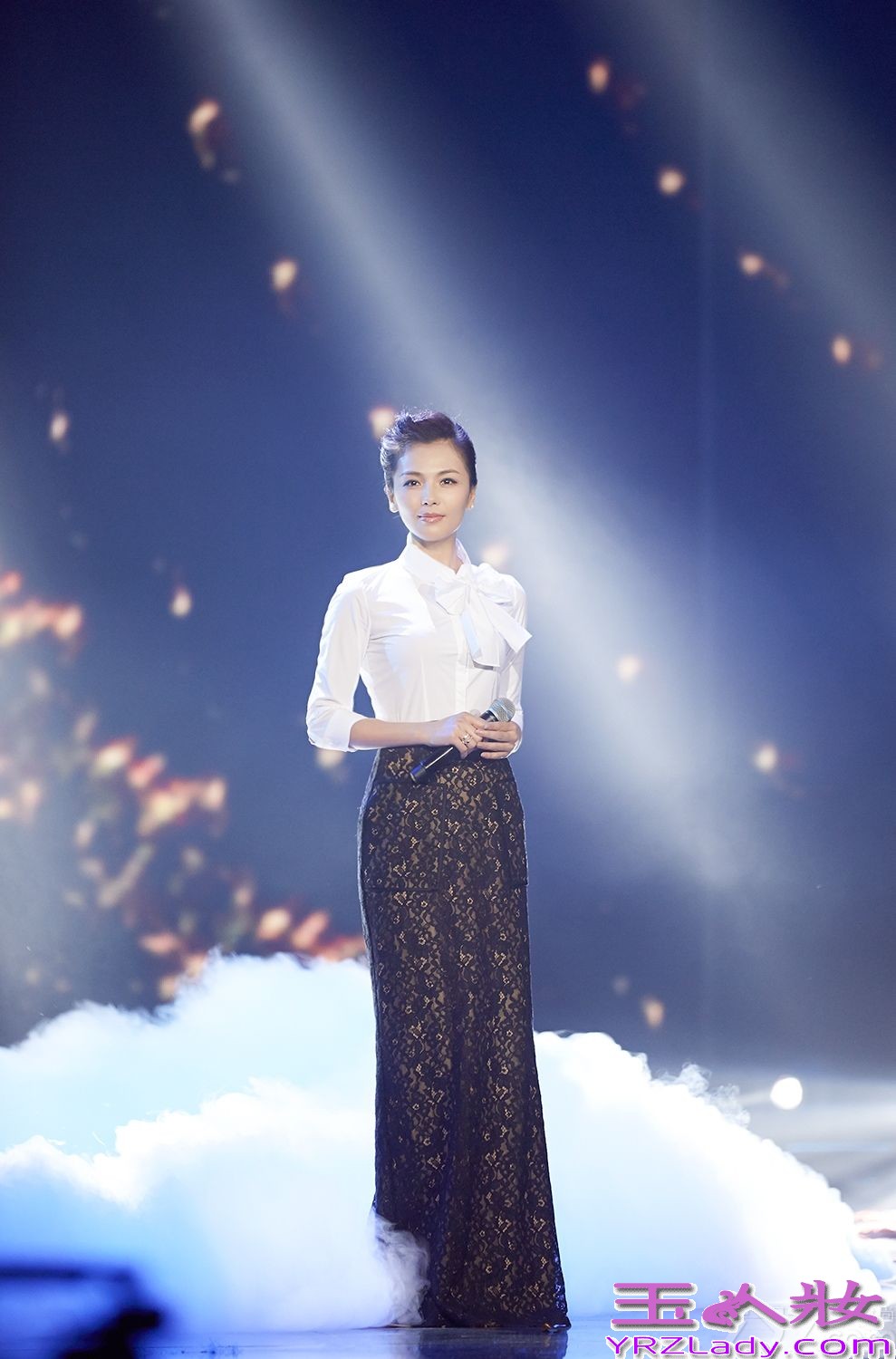 近日，刘涛女神造型亮相“2013国剧盛典”，夺人眼球，并喜获“2013观众最喜爱女主角”压轴大奖。作为年度最重要的颁奖盛典之一的“国剧盛典”吸引了众多明星出席，红毯上可谓是群星熠熠。刘涛甫一亮相便“谋杀”了记者不少菲林，她身着白色修身拖尾长裙，金色织花点缀在肩部和腰间，薄纱灯笼袖令双肩若隐若现，一颦一笑都恰到好处，宛如仙子行走在云端。出现在舞台上时，刘涛采用了另一款造型，丝带白衬衫搭配黑色暗花长裙，温婉中带着一丝帅气，华美而大气。