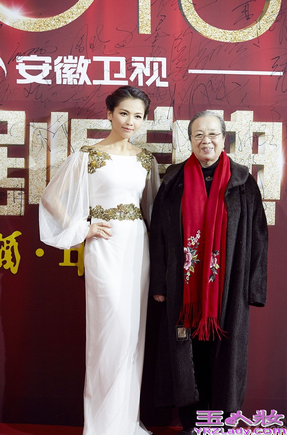 近日，刘涛女神造型亮相“2013国剧盛典”，夺人眼球，并喜获“2013观众最喜爱女主角”压轴大奖。作为年度最重要的颁奖盛典之一的“国剧盛典”吸引了众多明星出席，红毯上可谓是群星熠熠。刘涛甫一亮相便“谋杀”了记者不少菲林，她身着白色修身拖尾长裙，金色织花点缀在肩部和腰间，薄纱灯笼袖令双肩若隐若现，一颦一笑都恰到好处，宛如仙子行走在云端。出现在舞台上时，刘涛采用了另一款造型，丝带白衬衫搭配黑色暗花长裙，温婉中带着一丝帅气，华美而大气。