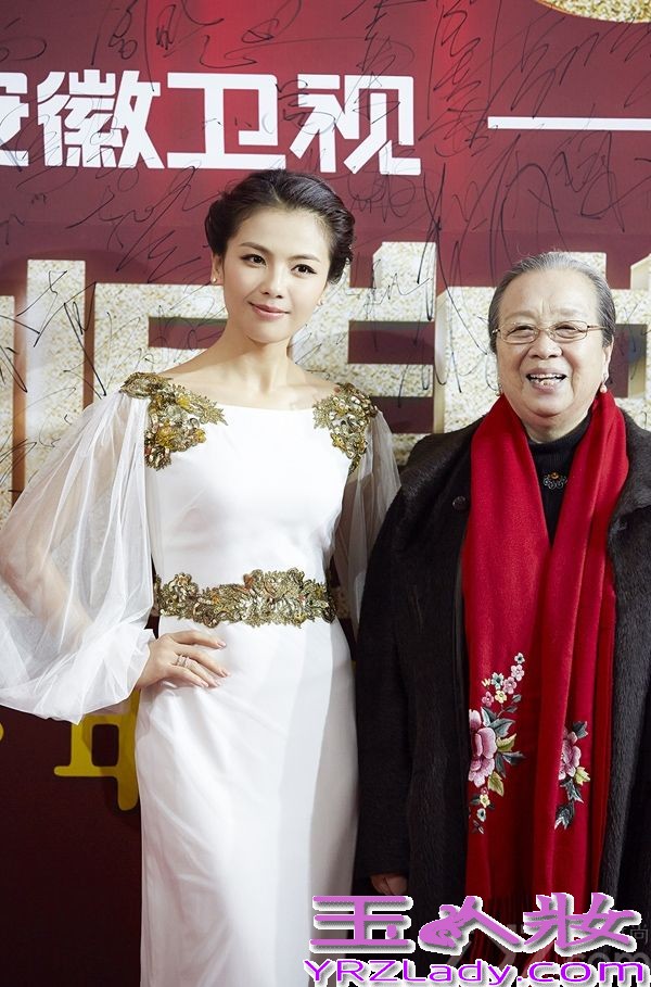 近日，刘涛女神造型亮相“2013国剧盛典”，夺人眼球，并喜获“2013观众最喜爱女主角”压轴大奖。作为年度最重要的颁奖盛典之一的“国剧盛典”吸引了众多明星出席，红毯上可谓是群星熠熠。刘涛甫一亮相便“谋杀”了记者不少菲林，她身着白色修身拖尾长裙，金色织花点缀在肩部和腰间，薄纱灯笼袖令双肩若隐若现，一颦一笑都恰到好处，宛如仙子行走在云端。出现在舞台上时，刘涛采用了另一款造型，丝带白衬衫搭配黑色暗花长裙，温婉中带着一丝帅气，华美而大气。