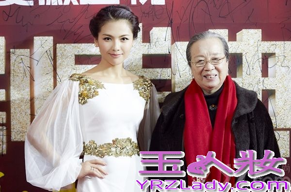 近日，刘涛女神造型亮相“2013国剧盛典”，夺人眼球，并喜获“2013观众最喜爱女主角”压轴大奖。作为年度最重要的颁奖盛典之一的“国剧盛典”吸引了众多明星出席，红毯上可谓是群星熠熠。刘涛甫一亮相便“谋杀”了记者不少菲林，她身着白色修身拖尾长裙，金色织花点缀在肩部和腰间，薄纱灯笼袖令双肩若隐若现，一颦一笑都恰到好处，宛如仙子行走在云端。出现在舞台上时，刘涛采用了另一款造型，丝带白衬衫搭配黑色暗花长裙，温婉中带着一丝帅气，华美而大气。