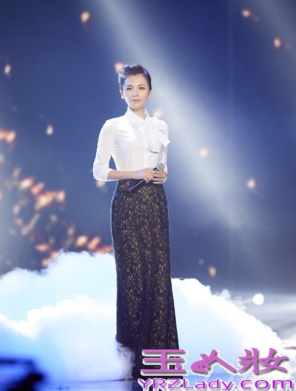 近日，刘涛女神造型亮相“2013国剧盛典”，夺人眼球，并喜获“2013观众最喜爱女主角”压轴大奖。作为年度最重要的颁奖盛典之一的“国剧盛典”吸引了众多明星出席，红毯上可谓是群星熠熠。刘涛甫一亮相便“谋杀”了记者不少菲林，她身着白色修身拖尾长裙，金色织花点缀在肩部和腰间，薄纱灯笼袖令双肩若隐若现，一颦一笑都恰到好处，宛如仙子行走在云端。出现在舞台上时，刘涛采用了另一款造型，丝带白衬衫搭配黑色暗花长裙，温婉中带着一丝帅气，华美而大气。