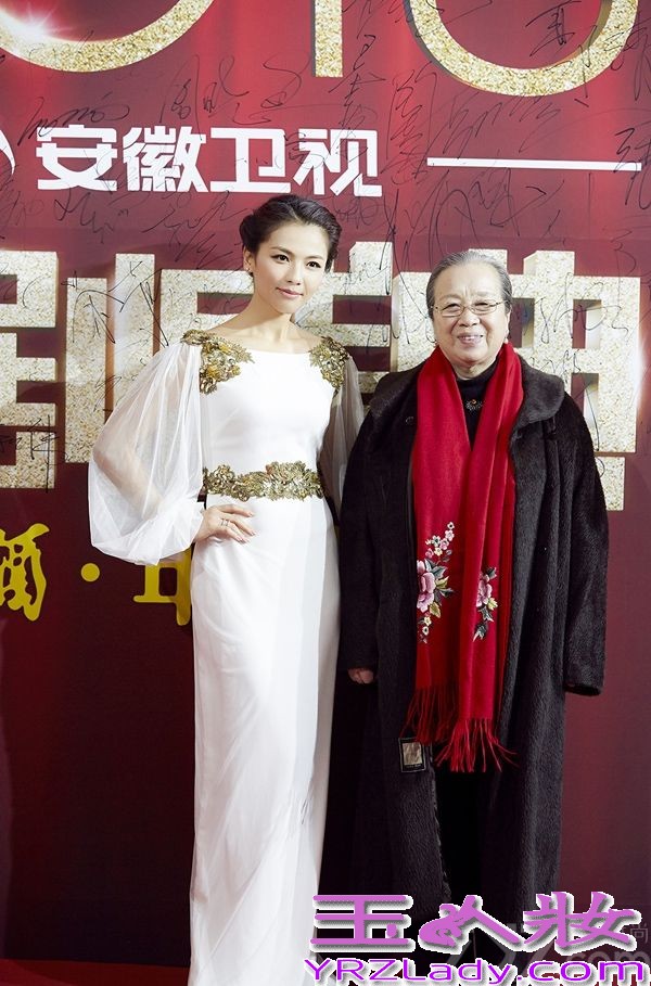 近日，刘涛女神造型亮相“2013国剧盛典”，夺人眼球，并喜获“2013观众最喜爱女主角”压轴大奖。作为年度最重要的颁奖盛典之一的“国剧盛典”吸引了众多明星出席，红毯上可谓是群星熠熠。刘涛甫一亮相便“谋杀”了记者不少菲林，她身着白色修身拖尾长裙，金色织花点缀在肩部和腰间，薄纱灯笼袖令双肩若隐若现，一颦一笑都恰到好处，宛如仙子行走在云端。出现在舞台上时，刘涛采用了另一款造型，丝带白衬衫搭配黑色暗花长裙，温婉中带着一丝帅气，华美而大气。