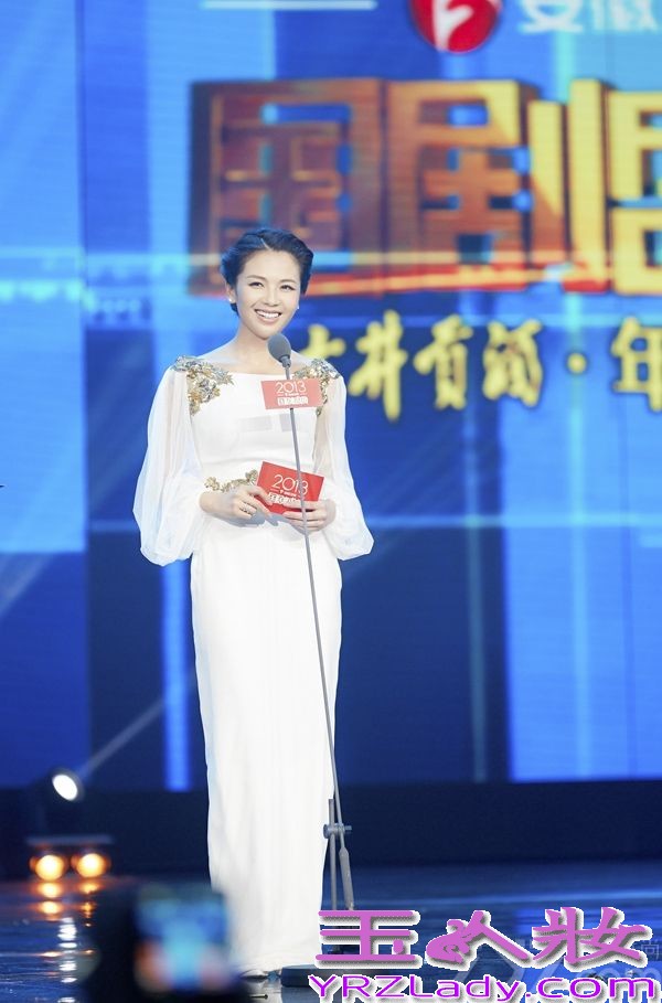 近日，刘涛女神造型亮相“2013国剧盛典”，夺人眼球，并喜获“2013观众最喜爱女主角”压轴大奖。作为年度最重要的颁奖盛典之一的“国剧盛典”吸引了众多明星出席，红毯上可谓是群星熠熠。刘涛甫一亮相便“谋杀”了记者不少菲林，她身着白色修身拖尾长裙，金色织花点缀在肩部和腰间，薄纱灯笼袖令双肩若隐若现，一颦一笑都恰到好处，宛如仙子行走在云端。出现在舞台上时，刘涛采用了另一款造型，丝带白衬衫搭配黑色暗花长裙，温婉中带着一丝帅气，华美而大气。