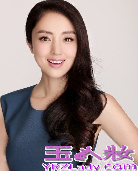 近日，女星董璇曝光了一组最新的时尚写真大片，大片中董璇身着一身清新简约蓝裙与性感修身红裙，配以精致妆容飘逸卷发，给人一股清新自然的甜美风味同时更展现了优雅魅力的女神风范，令人着迷。