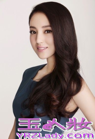 近日，女星董璇曝光了一组最新的时尚写真大片，大片中董璇身着一身清新简约蓝裙与性感修身红裙，配以精致妆容飘逸卷发，给人一股清新自然的甜美风味同时更展现了优雅魅力的女神风范，令人着迷。