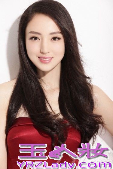 近日，女星董璇曝光了一组最新的时尚写真大片，大片中董璇身着一身清新简约蓝裙与性感修身红裙，配以精致妆容飘逸卷发，给人一股清新自然的甜美风味同时更展现了优雅魅力的女神风范，令人着迷。