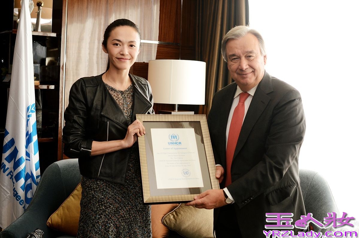 13年，女人姚晨收获了生命中最重要的礼物——小土豆，正式翻开了人生的另一崭新篇章；另一厢演员姚晨则凭借电影《控制》和《风暴》的先后上映称霸贺岁档，随着后者即将突破3亿的票房好成绩，她还顺应成为了“港片单片内地票房最高女演员”；而作为明星姚晨，她在时尚路上也走得愈发自信稳重，“外媒票选中国时尚ICON NO.1”和“年度最受时尚媒体关注女王”证明了她的时尚地位。与此同时，因连续三年多来为难民署勤勤恳恳、扎实卖力的工作，卓有成效地推动了中国难民事业的发展，今年姚晨也被正式升任为联合国难民署中国亲善大使。2013年的姚晨，正在用令人惊叹的方式完成了华丽蜕变，流星般的向前迈进。