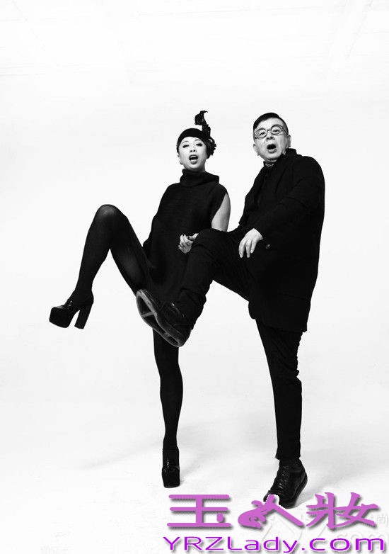 黄绮珊与大师的联手，虽是计文波时尚机构与之第一次的合作，却碰撞出了惊人的火花。这次计老师所担任的角色也不再只是服装上的设计，黄绮珊的整体造型都将由他亲手打造。两人私下就像一对无话不谈、偶尔还会嬉戏打闹的小朋友，黄绮珊被笼罩在“黄妈”这个符号之外的性格魅力逐一展现。从而结合新歌曲风，计老师延续了一贯简单大气的设计风格与舍形留神的设计理念，用最深刻、最纯粹的黑色讲述着黄绮珊的曲折、成长与蜕变。他仿佛在用作品告诉我们“一个人特有的便是最珍贵的”，而最终呈现在黄绮珊身上的每一款整体造型都保留了她性格中独特的魅力，每一种魅力都在闪烁着黑色宝石般的光芒！