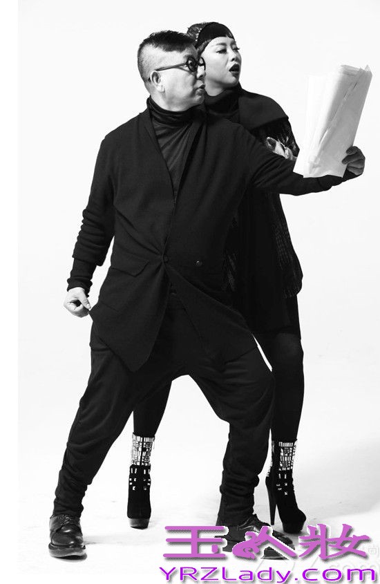 黄绮珊与大师的联手，虽是计文波时尚机构与之第一次的合作，却碰撞出了惊人的火花。这次计老师所担任的角色也不再只是服装上的设计，黄绮珊的整体造型都将由他亲手打造。两人私下就像一对无话不谈、偶尔还会嬉戏打闹的小朋友，黄绮珊被笼罩在“黄妈”这个符号之外的性格魅力逐一展现。从而结合新歌曲风，计老师延续了一贯简单大气的设计风格与舍形留神的设计理念，用最深刻、最纯粹的黑色讲述着黄绮珊的曲折、成长与蜕变。他仿佛在用作品告诉我们“一个人特有的便是最珍贵的”，而最终呈现在黄绮珊身上的每一款整体造型都保留了她性格中独特的魅力，每一种魅力都在闪烁着黑色宝石般的光芒！