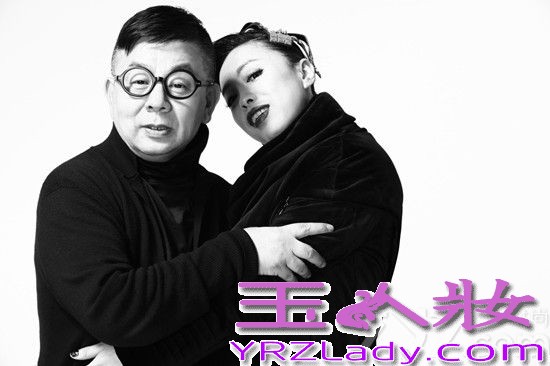 黄绮珊与大师的联手，虽是计文波时尚机构与之第一次的合作，却碰撞出了惊人的火花。这次计老师所担任的角色也不再只是服装上的设计，黄绮珊的整体造型都将由他亲手打造。两人私下就像一对无话不谈、偶尔还会嬉戏打闹的小朋友，黄绮珊被笼罩在“黄妈”这个符号之外的性格魅力逐一展现。从而结合新歌曲风，计老师延续了一贯简单大气的设计风格与舍形留神的设计理念，用最深刻、最纯粹的黑色讲述着黄绮珊的曲折、成长与蜕变。他仿佛在用作品告诉我们“一个人特有的便是最珍贵的”，而最终呈现在黄绮珊身上的每一款整体造型都保留了她性格中独特的魅力，每一种魅力都在闪烁着黑色宝石般的光芒！