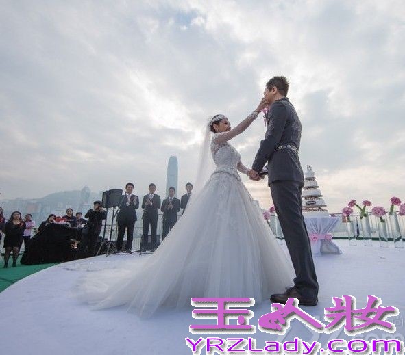 <p>2013年12月8日， 奥运冠军刘璇今日与相恋12年的男友在香港大婚。二人在香港马会宴请来宾，此后在何炅、薛佳凝、黄宗泽等明星好友，以及李小双等&ldquo;奥运冠军团&rdquo;嘉宾的祝福下，在海上完成浪漫婚礼仪式。现场，新郎新娘数度流泪，刘璇说出，&ldquo;我愿做你手中的单簧管，让你在音乐道路上再不孤独。&rdquo;这番温暖感性誓言。随后，两人深情拥吻，令现场气氛充满甜蜜温暖。<br />
<br />
由于刘璇的体操皇后和艺人的双重身份，此次的香港婚礼，吸引了影视歌体各界名人到场。除媒人何炅外，还包括陈百祥夫妇、陈法拉、何礼全夫妇、马国明、黄宗泽、姜大卫、王馨平夫妇、薛佳凝、谭维维、李易峰、邱薇等艺人嘉宾团，以及李小双、杨威、杨云、毕文静、奎媛媛、莫慧兰、李小鹏等奥运冠军团，现场可谓热闹非凡。而未能到场的刘德华，也特别通过视频为一对新人送上祝福。</p>