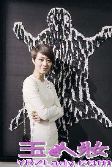 近日，由顶级时尚杂志“VOGUE”支持设计师Jonathan Riss携手TODS共同呈现的北京计划时尚艺术展，在北京某知名会所举行了盛大的开幕酒会，范志博、韩火火，朱珠等群星闪耀现身助阵，其中华表影后演员范志博身着一袭修身白色礼服亮相，白色长袖短裙优雅而衬托身材，点缀钻饰刺绣低调华美，顿时谋杀现场一片菲林。