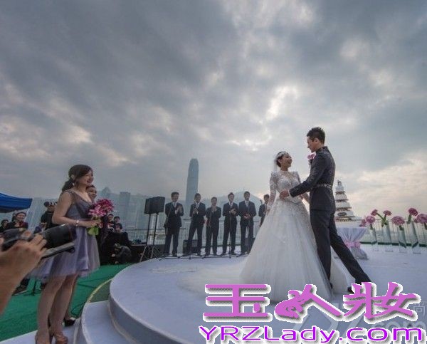 <p>2013年12月8日， 奥运冠军刘璇今日与相恋12年的男友在香港大婚。二人在香港马会宴请来宾，此后在何炅、薛佳凝、黄宗泽等明星好友，以及李小双等&ldquo;奥运冠军团&rdquo;嘉宾的祝福下，在海上完成浪漫婚礼仪式。现场，新郎新娘数度流泪，刘璇说出，&ldquo;我愿做你手中的单簧管，让你在音乐道路上再不孤独。&rdquo;这番温暖感性誓言。随后，两人深情拥吻，令现场气氛充满甜蜜温暖。<br />
<br />
由于刘璇的体操皇后和艺人的双重身份，此次的香港婚礼，吸引了影视歌体各界名人到场。除媒人何炅外，还包括陈百祥夫妇、陈法拉、何礼全夫妇、马国明、黄宗泽、姜大卫、王馨平夫妇、薛佳凝、谭维维、李易峰、邱薇等艺人嘉宾团，以及李小双、杨威、杨云、毕文静、奎媛媛、莫慧兰、李小鹏等奥运冠军团，现场可谓热闹非凡。而未能到场的刘德华，也特别通过视频为一对新人送上祝福。</p>