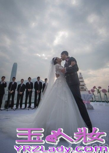 <p>2013年12月8日， 奥运冠军刘璇今日与相恋12年的男友在香港大婚。二人在香港马会宴请来宾，此后在何炅、薛佳凝、黄宗泽等明星好友，以及李小双等&ldquo;奥运冠军团&rdquo;嘉宾的祝福下，在海上完成浪漫婚礼仪式。现场，新郎新娘数度流泪，刘璇说出，&ldquo;我愿做你手中的单簧管，让你在音乐道路上再不孤独。&rdquo;这番温暖感性誓言。随后，两人深情拥吻，令现场气氛充满甜蜜温暖。<br />
<br />
由于刘璇的体操皇后和艺人的双重身份，此次的香港婚礼，吸引了影视歌体各界名人到场。除媒人何炅外，还包括陈百祥夫妇、陈法拉、何礼全夫妇、马国明、黄宗泽、姜大卫、王馨平夫妇、薛佳凝、谭维维、李易峰、邱薇等艺人嘉宾团，以及李小双、杨威、杨云、毕文静、奎媛媛、莫慧兰、李小鹏等奥运冠军团，现场可谓热闹非凡。而未能到场的刘德华，也特别通过视频为一对新人送上祝福。</p>