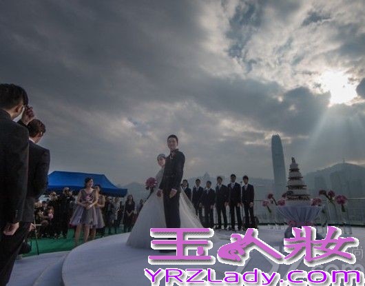 <p>2013年12月8日， 奥运冠军刘璇今日与相恋12年的男友在香港大婚。二人在香港马会宴请来宾，此后在何炅、薛佳凝、黄宗泽等明星好友，以及李小双等&ldquo;奥运冠军团&rdquo;嘉宾的祝福下，在海上完成浪漫婚礼仪式。现场，新郎新娘数度流泪，刘璇说出，&ldquo;我愿做你手中的单簧管，让你在音乐道路上再不孤独。&rdquo;这番温暖感性誓言。随后，两人深情拥吻，令现场气氛充满甜蜜温暖。<br />
<br />
由于刘璇的体操皇后和艺人的双重身份，此次的香港婚礼，吸引了影视歌体各界名人到场。除媒人何炅外，还包括陈百祥夫妇、陈法拉、何礼全夫妇、马国明、黄宗泽、姜大卫、王馨平夫妇、薛佳凝、谭维维、李易峰、邱薇等艺人嘉宾团，以及李小双、杨威、杨云、毕文静、奎媛媛、莫慧兰、李小鹏等奥运冠军团，现场可谓热闹非凡。而未能到场的刘德华，也特别通过视频为一对新人送上祝福。</p>