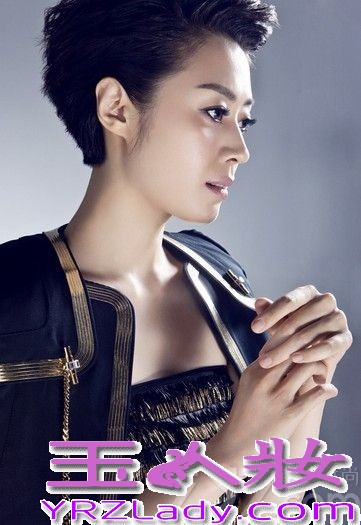 近日，由顶级时尚杂志“VOGUE”支持设计师Jonathan Riss携手TODS共同呈现的北京计划时尚艺术展，在北京某知名会所举行了盛大的开幕酒会，范志博、韩火火，朱珠等群星闪耀现身助阵，其中华表影后演员范志博身着一袭修身白色礼服亮相，白色长袖短裙优雅而衬托身材，点缀钻饰刺绣低调华美，顿时谋杀现场一片菲林。