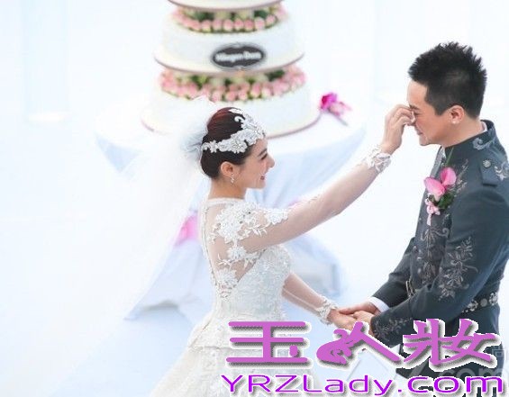 <p>2013年12月8日， 奥运冠军刘璇今日与相恋12年的男友在香港大婚。二人在香港马会宴请来宾，此后在何炅、薛佳凝、黄宗泽等明星好友，以及李小双等&ldquo;奥运冠军团&rdquo;嘉宾的祝福下，在海上完成浪漫婚礼仪式。现场，新郎新娘数度流泪，刘璇说出，&ldquo;我愿做你手中的单簧管，让你在音乐道路上再不孤独。&rdquo;这番温暖感性誓言。随后，两人深情拥吻，令现场气氛充满甜蜜温暖。<br />
<br />
由于刘璇的体操皇后和艺人的双重身份，此次的香港婚礼，吸引了影视歌体各界名人到场。除媒人何炅外，还包括陈百祥夫妇、陈法拉、何礼全夫妇、马国明、黄宗泽、姜大卫、王馨平夫妇、薛佳凝、谭维维、李易峰、邱薇等艺人嘉宾团，以及李小双、杨威、杨云、毕文静、奎媛媛、莫慧兰、李小鹏等奥运冠军团，现场可谓热闹非凡。而未能到场的刘德华，也特别通过视频为一对新人送上祝福。</p>