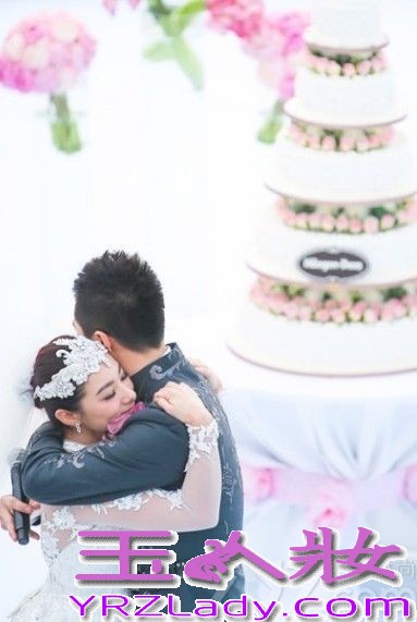 <p>2013年12月8日， 奥运冠军刘璇今日与相恋12年的男友在香港大婚。二人在香港马会宴请来宾，此后在何炅、薛佳凝、黄宗泽等明星好友，以及李小双等&ldquo;奥运冠军团&rdquo;嘉宾的祝福下，在海上完成浪漫婚礼仪式。现场，新郎新娘数度流泪，刘璇说出，&ldquo;我愿做你手中的单簧管，让你在音乐道路上再不孤独。&rdquo;这番温暖感性誓言。随后，两人深情拥吻，令现场气氛充满甜蜜温暖。<br />
<br />
由于刘璇的体操皇后和艺人的双重身份，此次的香港婚礼，吸引了影视歌体各界名人到场。除媒人何炅外，还包括陈百祥夫妇、陈法拉、何礼全夫妇、马国明、黄宗泽、姜大卫、王馨平夫妇、薛佳凝、谭维维、李易峰、邱薇等艺人嘉宾团，以及李小双、杨威、杨云、毕文静、奎媛媛、莫慧兰、李小鹏等奥运冠军团，现场可谓热闹非凡。而未能到场的刘德华，也特别通过视频为一对新人送上祝福。</p>