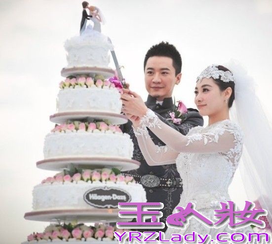 <p>2013年12月8日， 奥运冠军刘璇今日与相恋12年的男友在香港大婚。二人在香港马会宴请来宾，此后在何炅、薛佳凝、黄宗泽等明星好友，以及李小双等&ldquo;奥运冠军团&rdquo;嘉宾的祝福下，在海上完成浪漫婚礼仪式。现场，新郎新娘数度流泪，刘璇说出，&ldquo;我愿做你手中的单簧管，让你在音乐道路上再不孤独。&rdquo;这番温暖感性誓言。随后，两人深情拥吻，令现场气氛充满甜蜜温暖。<br />
<br />
由于刘璇的体操皇后和艺人的双重身份，此次的香港婚礼，吸引了影视歌体各界名人到场。除媒人何炅外，还包括陈百祥夫妇、陈法拉、何礼全夫妇、马国明、黄宗泽、姜大卫、王馨平夫妇、薛佳凝、谭维维、李易峰、邱薇等艺人嘉宾团，以及李小双、杨威、杨云、毕文静、奎媛媛、莫慧兰、李小鹏等奥运冠军团，现场可谓热闹非凡。而未能到场的刘德华，也特别通过视频为一对新人送上祝福。</p>