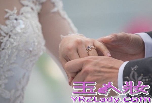 <p>2013年12月8日， 奥运冠军刘璇今日与相恋12年的男友在香港大婚。二人在香港马会宴请来宾，此后在何炅、薛佳凝、黄宗泽等明星好友，以及李小双等&ldquo;奥运冠军团&rdquo;嘉宾的祝福下，在海上完成浪漫婚礼仪式。现场，新郎新娘数度流泪，刘璇说出，&ldquo;我愿做你手中的单簧管，让你在音乐道路上再不孤独。&rdquo;这番温暖感性誓言。随后，两人深情拥吻，令现场气氛充满甜蜜温暖。<br />
<br />
由于刘璇的体操皇后和艺人的双重身份，此次的香港婚礼，吸引了影视歌体各界名人到场。除媒人何炅外，还包括陈百祥夫妇、陈法拉、何礼全夫妇、马国明、黄宗泽、姜大卫、王馨平夫妇、薛佳凝、谭维维、李易峰、邱薇等艺人嘉宾团，以及李小双、杨威、杨云、毕文静、奎媛媛、莫慧兰、李小鹏等奥运冠军团，现场可谓热闹非凡。而未能到场的刘德华，也特别通过视频为一对新人送上祝福。</p>