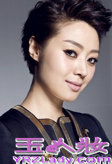 近日，由顶级时尚杂志“VOGUE”支持设计师Jonathan Riss携手TODS共同呈现的北京计划时尚艺术展，在北京某知名会所举行了盛大的开幕酒会，范志博、韩火火，朱珠等群星闪耀现身助阵，其中华表影后演员范志博身着一袭修身白色礼服亮相，白色长袖短裙优雅而衬托身材，点缀钻饰刺绣低调华美，顿时谋杀现场一片菲林。