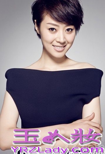 近日，由顶级时尚杂志“VOGUE”支持设计师Jonathan Riss携手TODS共同呈现的北京计划时尚艺术展，在北京某知名会所举行了盛大的开幕酒会，范志博、韩火火，朱珠等群星闪耀现身助阵，其中华表影后演员范志博身着一袭修身白色礼服亮相，白色长袖短裙优雅而衬托身材，点缀钻饰刺绣低调华美，顿时谋杀现场一片菲林。