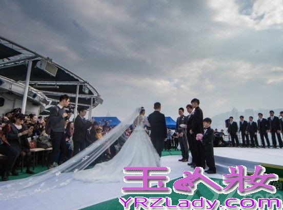 <p>2013年12月8日， 奥运冠军刘璇今日与相恋12年的男友在香港大婚。二人在香港马会宴请来宾，此后在何炅、薛佳凝、黄宗泽等明星好友，以及李小双等&ldquo;奥运冠军团&rdquo;嘉宾的祝福下，在海上完成浪漫婚礼仪式。现场，新郎新娘数度流泪，刘璇说出，&ldquo;我愿做你手中的单簧管，让你在音乐道路上再不孤独。&rdquo;这番温暖感性誓言。随后，两人深情拥吻，令现场气氛充满甜蜜温暖。<br />
<br />
由于刘璇的体操皇后和艺人的双重身份，此次的香港婚礼，吸引了影视歌体各界名人到场。除媒人何炅外，还包括陈百祥夫妇、陈法拉、何礼全夫妇、马国明、黄宗泽、姜大卫、王馨平夫妇、薛佳凝、谭维维、李易峰、邱薇等艺人嘉宾团，以及李小双、杨威、杨云、毕文静、奎媛媛、莫慧兰、李小鹏等奥运冠军团，现场可谓热闹非凡。而未能到场的刘德华，也特别通过视频为一对新人送上祝福。</p>