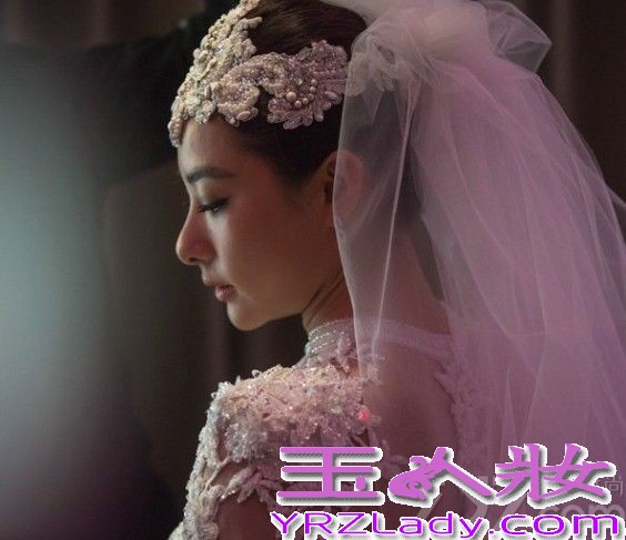 <p>2013年12月8日， 奥运冠军刘璇今日与相恋12年的男友在香港大婚。二人在香港马会宴请来宾，此后在何炅、薛佳凝、黄宗泽等明星好友，以及李小双等&ldquo;奥运冠军团&rdquo;嘉宾的祝福下，在海上完成浪漫婚礼仪式。现场，新郎新娘数度流泪，刘璇说出，&ldquo;我愿做你手中的单簧管，让你在音乐道路上再不孤独。&rdquo;这番温暖感性誓言。随后，两人深情拥吻，令现场气氛充满甜蜜温暖。<br />
<br />
由于刘璇的体操皇后和艺人的双重身份，此次的香港婚礼，吸引了影视歌体各界名人到场。除媒人何炅外，还包括陈百祥夫妇、陈法拉、何礼全夫妇、马国明、黄宗泽、姜大卫、王馨平夫妇、薛佳凝、谭维维、李易峰、邱薇等艺人嘉宾团，以及李小双、杨威、杨云、毕文静、奎媛媛、莫慧兰、李小鹏等奥运冠军团，现场可谓热闹非凡。而未能到场的刘德华，也特别通过视频为一对新人送上祝福。</p>