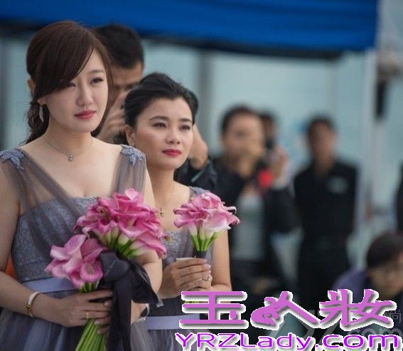 <p>2013年12月8日， 奥运冠军刘璇今日与相恋12年的男友在香港大婚。二人在香港马会宴请来宾，此后在何炅、薛佳凝、黄宗泽等明星好友，以及李小双等&ldquo;奥运冠军团&rdquo;嘉宾的祝福下，在海上完成浪漫婚礼仪式。现场，新郎新娘数度流泪，刘璇说出，&ldquo;我愿做你手中的单簧管，让你在音乐道路上再不孤独。&rdquo;这番温暖感性誓言。随后，两人深情拥吻，令现场气氛充满甜蜜温暖。<br />
<br />
由于刘璇的体操皇后和艺人的双重身份，此次的香港婚礼，吸引了影视歌体各界名人到场。除媒人何炅外，还包括陈百祥夫妇、陈法拉、何礼全夫妇、马国明、黄宗泽、姜大卫、王馨平夫妇、薛佳凝、谭维维、李易峰、邱薇等艺人嘉宾团，以及李小双、杨威、杨云、毕文静、奎媛媛、莫慧兰、李小鹏等奥运冠军团，现场可谓热闹非凡。而未能到场的刘德华，也特别通过视频为一对新人送上祝福。</p>