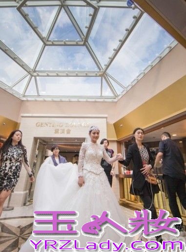 <p>2013年12月8日， 奥运冠军刘璇今日与相恋12年的男友在香港大婚。二人在香港马会宴请来宾，此后在何炅、薛佳凝、黄宗泽等明星好友，以及李小双等&ldquo;奥运冠军团&rdquo;嘉宾的祝福下，在海上完成浪漫婚礼仪式。现场，新郎新娘数度流泪，刘璇说出，&ldquo;我愿做你手中的单簧管，让你在音乐道路上再不孤独。&rdquo;这番温暖感性誓言。随后，两人深情拥吻，令现场气氛充满甜蜜温暖。<br />
<br />
由于刘璇的体操皇后和艺人的双重身份，此次的香港婚礼，吸引了影视歌体各界名人到场。除媒人何炅外，还包括陈百祥夫妇、陈法拉、何礼全夫妇、马国明、黄宗泽、姜大卫、王馨平夫妇、薛佳凝、谭维维、李易峰、邱薇等艺人嘉宾团，以及李小双、杨威、杨云、毕文静、奎媛媛、莫慧兰、李小鹏等奥运冠军团，现场可谓热闹非凡。而未能到场的刘德华，也特别通过视频为一对新人送上祝福。</p>