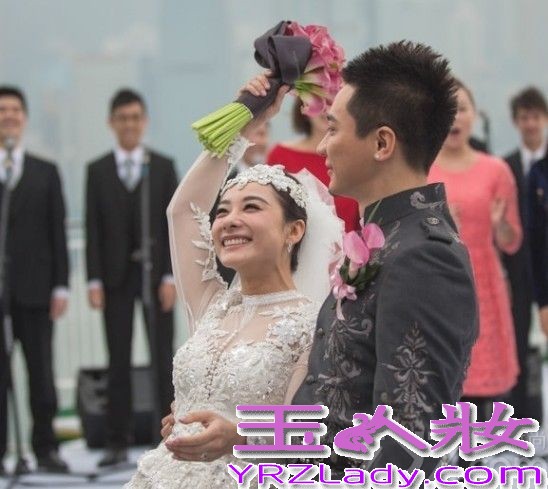 <p>2013年12月8日， 奥运冠军刘璇今日与相恋12年的男友在香港大婚。二人在香港马会宴请来宾，此后在何炅、薛佳凝、黄宗泽等明星好友，以及李小双等&ldquo;奥运冠军团&rdquo;嘉宾的祝福下，在海上完成浪漫婚礼仪式。现场，新郎新娘数度流泪，刘璇说出，&ldquo;我愿做你手中的单簧管，让你在音乐道路上再不孤独。&rdquo;这番温暖感性誓言。随后，两人深情拥吻，令现场气氛充满甜蜜温暖。<br />
<br />
由于刘璇的体操皇后和艺人的双重身份，此次的香港婚礼，吸引了影视歌体各界名人到场。除媒人何炅外，还包括陈百祥夫妇、陈法拉、何礼全夫妇、马国明、黄宗泽、姜大卫、王馨平夫妇、薛佳凝、谭维维、李易峰、邱薇等艺人嘉宾团，以及李小双、杨威、杨云、毕文静、奎媛媛、莫慧兰、李小鹏等奥运冠军团，现场可谓热闹非凡。而未能到场的刘德华，也特别通过视频为一对新人送上祝福。</p>