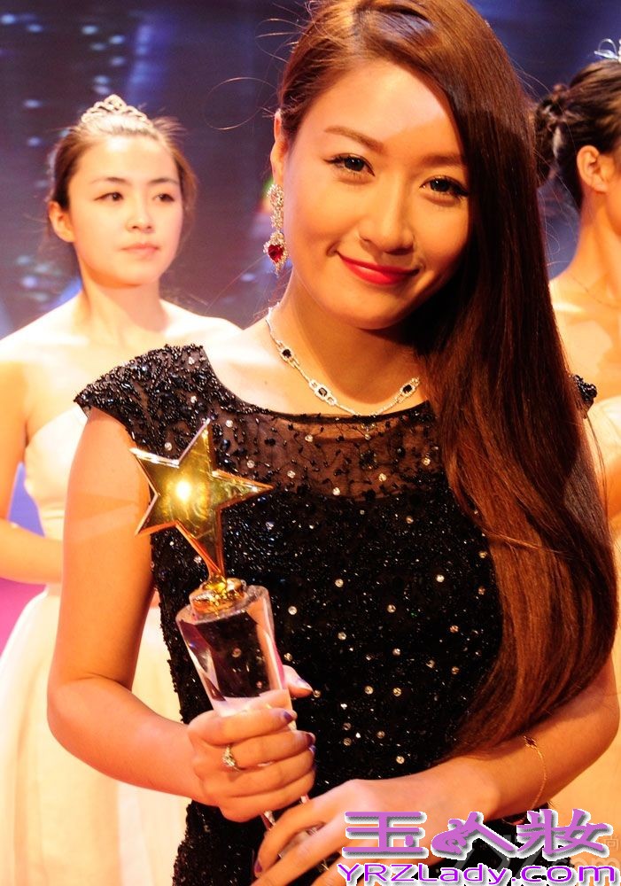 作为商界传奇女性、人气女星“性感歌姬”孙敬媛，此次也受邀出席山西地产时尚大典，并以一袭白色露肩礼服、皇冠发饰亮相，一改往日性感风情，简约又惊艳大气。当天孙敬媛不仅斩获年度时尚大奖，也在晚会上换装紧身黑色长裙完美演绎了自己的新歌《爱的光芒》，长发披肩的孙敬媛歌声天籁、电力十足，赢得在场观众无数掌声和欢呼声。据悉，孙敬媛已全面展开新歌的宣传工作，已在近期赶赴韩国出席中韩歌会，并疑将与韩国某著名组合合作。