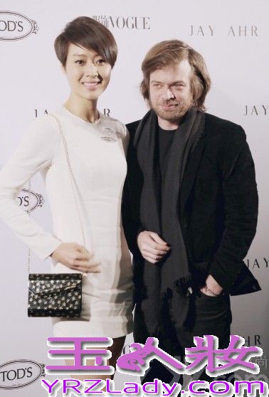 近日，由顶级时尚杂志“VOGUE”支持设计师Jonathan Riss携手TODS共同呈现的北京计划时尚艺术展，在北京某知名会所举行了盛大的开幕酒会，范志博、韩火火，朱珠等群星闪耀现身助阵，其中华表影后演员范志博身着一袭修身白色礼服亮相，白色长袖短裙优雅而衬托身材，点缀钻饰刺绣低调华美，顿时谋杀现场一片菲林。