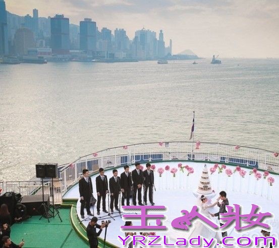 <p>2013年12月8日， 奥运冠军刘璇今日与相恋12年的男友在香港大婚。二人在香港马会宴请来宾，此后在何炅、薛佳凝、黄宗泽等明星好友，以及李小双等&ldquo;奥运冠军团&rdquo;嘉宾的祝福下，在海上完成浪漫婚礼仪式。现场，新郎新娘数度流泪，刘璇说出，&ldquo;我愿做你手中的单簧管，让你在音乐道路上再不孤独。&rdquo;这番温暖感性誓言。随后，两人深情拥吻，令现场气氛充满甜蜜温暖。<br />
<br />
由于刘璇的体操皇后和艺人的双重身份，此次的香港婚礼，吸引了影视歌体各界名人到场。除媒人何炅外，还包括陈百祥夫妇、陈法拉、何礼全夫妇、马国明、黄宗泽、姜大卫、王馨平夫妇、薛佳凝、谭维维、李易峰、邱薇等艺人嘉宾团，以及李小双、杨威、杨云、毕文静、奎媛媛、莫慧兰、李小鹏等奥运冠军团，现场可谓热闹非凡。而未能到场的刘德华，也特别通过视频为一对新人送上祝福。</p>