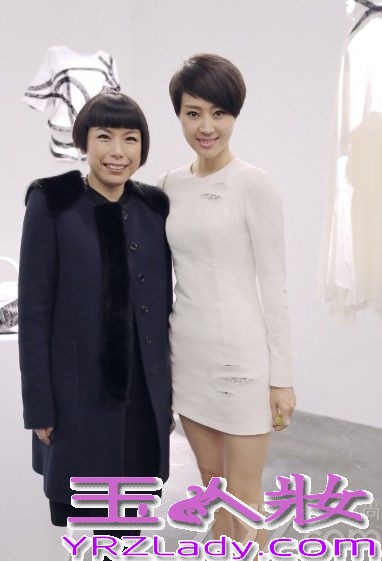 近日，由顶级时尚杂志“VOGUE”支持设计师Jonathan Riss携手TODS共同呈现的北京计划时尚艺术展，在北京某知名会所举行了盛大的开幕酒会，范志博、韩火火，朱珠等群星闪耀现身助阵，其中华表影后演员范志博身着一袭修身白色礼服亮相，白色长袖短裙优雅而衬托身材，点缀钻饰刺绣低调华美，顿时谋杀现场一片菲林。