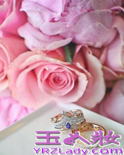 <p>2013年12月8日， 奥运冠军刘璇今日与相恋12年的男友在香港大婚。二人在香港马会宴请来宾，此后在何炅、薛佳凝、黄宗泽等明星好友，以及李小双等&ldquo;奥运冠军团&rdquo;嘉宾的祝福下，在海上完成浪漫婚礼仪式。现场，新郎新娘数度流泪，刘璇说出，&ldquo;我愿做你手中的单簧管，让你在音乐道路上再不孤独。&rdquo;这番温暖感性誓言。随后，两人深情拥吻，令现场气氛充满甜蜜温暖。<br />
<br />
由于刘璇的体操皇后和艺人的双重身份，此次的香港婚礼，吸引了影视歌体各界名人到场。除媒人何炅外，还包括陈百祥夫妇、陈法拉、何礼全夫妇、马国明、黄宗泽、姜大卫、王馨平夫妇、薛佳凝、谭维维、李易峰、邱薇等艺人嘉宾团，以及李小双、杨威、杨云、毕文静、奎媛媛、莫慧兰、李小鹏等奥运冠军团，现场可谓热闹非凡。而未能到场的刘德华，也特别通过视频为一对新人送上祝福。</p>