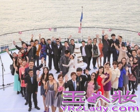 <p>2013年12月8日， 奥运冠军刘璇今日与相恋12年的男友在香港大婚。二人在香港马会宴请来宾，此后在何炅、薛佳凝、黄宗泽等明星好友，以及李小双等&ldquo;奥运冠军团&rdquo;嘉宾的祝福下，在海上完成浪漫婚礼仪式。现场，新郎新娘数度流泪，刘璇说出，&ldquo;我愿做你手中的单簧管，让你在音乐道路上再不孤独。&rdquo;这番温暖感性誓言。随后，两人深情拥吻，令现场气氛充满甜蜜温暖。<br />
<br />
由于刘璇的体操皇后和艺人的双重身份，此次的香港婚礼，吸引了影视歌体各界名人到场。除媒人何炅外，还包括陈百祥夫妇、陈法拉、何礼全夫妇、马国明、黄宗泽、姜大卫、王馨平夫妇、薛佳凝、谭维维、李易峰、邱薇等艺人嘉宾团，以及李小双、杨威、杨云、毕文静、奎媛媛、莫慧兰、李小鹏等奥运冠军团，现场可谓热闹非凡。而未能到场的刘德华，也特别通过视频为一对新人送上祝福。</p>