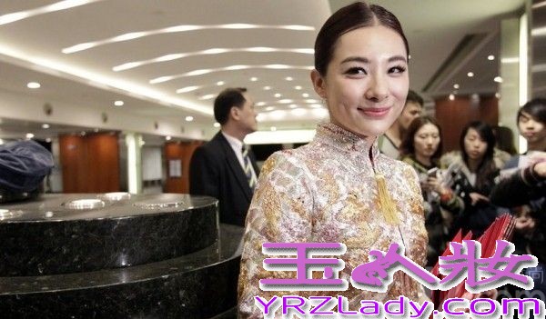 <p>2013年12月8日， 奥运冠军刘璇今日与相恋12年的男友在香港大婚。二人在香港马会宴请来宾，此后在何炅、薛佳凝、黄宗泽等明星好友，以及李小双等&ldquo;奥运冠军团&rdquo;嘉宾的祝福下，在海上完成浪漫婚礼仪式。现场，新郎新娘数度流泪，刘璇说出，&ldquo;我愿做你手中的单簧管，让你在音乐道路上再不孤独。&rdquo;这番温暖感性誓言。随后，两人深情拥吻，令现场气氛充满甜蜜温暖。<br />
<br />
由于刘璇的体操皇后和艺人的双重身份，此次的香港婚礼，吸引了影视歌体各界名人到场。除媒人何炅外，还包括陈百祥夫妇、陈法拉、何礼全夫妇、马国明、黄宗泽、姜大卫、王馨平夫妇、薛佳凝、谭维维、李易峰、邱薇等艺人嘉宾团，以及李小双、杨威、杨云、毕文静、奎媛媛、莫慧兰、李小鹏等奥运冠军团，现场可谓热闹非凡。而未能到场的刘德华，也特别通过视频为一对新人送上祝福。</p>