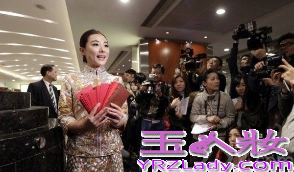 <p>2013年12月8日， 奥运冠军刘璇今日与相恋12年的男友在香港大婚。二人在香港马会宴请来宾，此后在何炅、薛佳凝、黄宗泽等明星好友，以及李小双等&ldquo;奥运冠军团&rdquo;嘉宾的祝福下，在海上完成浪漫婚礼仪式。现场，新郎新娘数度流泪，刘璇说出，&ldquo;我愿做你手中的单簧管，让你在音乐道路上再不孤独。&rdquo;这番温暖感性誓言。随后，两人深情拥吻，令现场气氛充满甜蜜温暖。<br />
<br />
由于刘璇的体操皇后和艺人的双重身份，此次的香港婚礼，吸引了影视歌体各界名人到场。除媒人何炅外，还包括陈百祥夫妇、陈法拉、何礼全夫妇、马国明、黄宗泽、姜大卫、王馨平夫妇、薛佳凝、谭维维、李易峰、邱薇等艺人嘉宾团，以及李小双、杨威、杨云、毕文静、奎媛媛、莫慧兰、李小鹏等奥运冠军团，现场可谓热闹非凡。而未能到场的刘德华，也特别通过视频为一对新人送上祝福。</p>