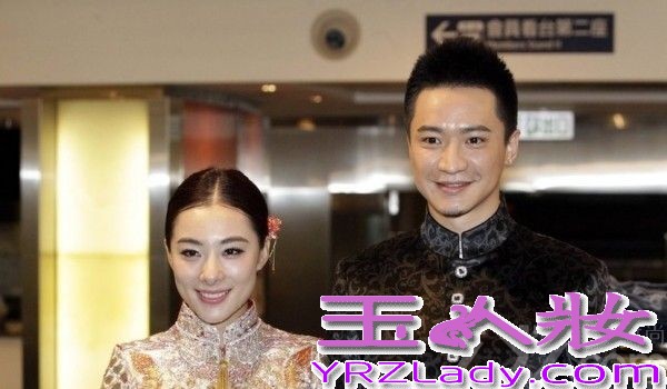 <p>2013年12月8日， 奥运冠军刘璇今日与相恋12年的男友在香港大婚。二人在香港马会宴请来宾，此后在何炅、薛佳凝、黄宗泽等明星好友，以及李小双等&ldquo;奥运冠军团&rdquo;嘉宾的祝福下，在海上完成浪漫婚礼仪式。现场，新郎新娘数度流泪，刘璇说出，&ldquo;我愿做你手中的单簧管，让你在音乐道路上再不孤独。&rdquo;这番温暖感性誓言。随后，两人深情拥吻，令现场气氛充满甜蜜温暖。<br />
<br />
由于刘璇的体操皇后和艺人的双重身份，此次的香港婚礼，吸引了影视歌体各界名人到场。除媒人何炅外，还包括陈百祥夫妇、陈法拉、何礼全夫妇、马国明、黄宗泽、姜大卫、王馨平夫妇、薛佳凝、谭维维、李易峰、邱薇等艺人嘉宾团，以及李小双、杨威、杨云、毕文静、奎媛媛、莫慧兰、李小鹏等奥运冠军团，现场可谓热闹非凡。而未能到场的刘德华，也特别通过视频为一对新人送上祝福。</p>