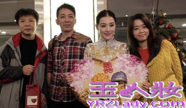 <p>2013年12月8日， 奥运冠军刘璇今日与相恋12年的男友在香港大婚。二人在香港马会宴请来宾，此后在何炅、薛佳凝、黄宗泽等明星好友，以及李小双等&ldquo;奥运冠军团&rdquo;嘉宾的祝福下，在海上完成浪漫婚礼仪式。现场，新郎新娘数度流泪，刘璇说出，&ldquo;我愿做你手中的单簧管，让你在音乐道路上再不孤独。&rdquo;这番温暖感性誓言。随后，两人深情拥吻，令现场气氛充满甜蜜温暖。<br />
<br />
由于刘璇的体操皇后和艺人的双重身份，此次的香港婚礼，吸引了影视歌体各界名人到场。除媒人何炅外，还包括陈百祥夫妇、陈法拉、何礼全夫妇、马国明、黄宗泽、姜大卫、王馨平夫妇、薛佳凝、谭维维、李易峰、邱薇等艺人嘉宾团，以及李小双、杨威、杨云、毕文静、奎媛媛、莫慧兰、李小鹏等奥运冠军团，现场可谓热闹非凡。而未能到场的刘德华，也特别通过视频为一对新人送上祝福。</p>