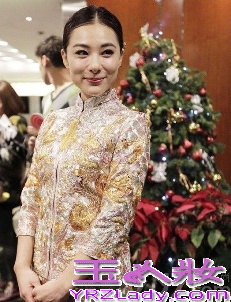 <p>2013年12月8日， 奥运冠军刘璇今日与相恋12年的男友在香港大婚。二人在香港马会宴请来宾，此后在何炅、薛佳凝、黄宗泽等明星好友，以及李小双等&ldquo;奥运冠军团&rdquo;嘉宾的祝福下，在海上完成浪漫婚礼仪式。现场，新郎新娘数度流泪，刘璇说出，&ldquo;我愿做你手中的单簧管，让你在音乐道路上再不孤独。&rdquo;这番温暖感性誓言。随后，两人深情拥吻，令现场气氛充满甜蜜温暖。<br />
<br />
由于刘璇的体操皇后和艺人的双重身份，此次的香港婚礼，吸引了影视歌体各界名人到场。除媒人何炅外，还包括陈百祥夫妇、陈法拉、何礼全夫妇、马国明、黄宗泽、姜大卫、王馨平夫妇、薛佳凝、谭维维、李易峰、邱薇等艺人嘉宾团，以及李小双、杨威、杨云、毕文静、奎媛媛、莫慧兰、李小鹏等奥运冠军团，现场可谓热闹非凡。而未能到场的刘德华，也特别通过视频为一对新人送上祝福。</p>