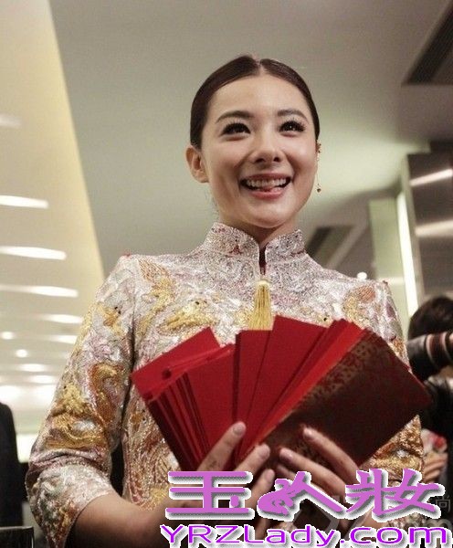 <p>2013年12月8日， 奥运冠军刘璇今日与相恋12年的男友在香港大婚。二人在香港马会宴请来宾，此后在何炅、薛佳凝、黄宗泽等明星好友，以及李小双等&ldquo;奥运冠军团&rdquo;嘉宾的祝福下，在海上完成浪漫婚礼仪式。现场，新郎新娘数度流泪，刘璇说出，&ldquo;我愿做你手中的单簧管，让你在音乐道路上再不孤独。&rdquo;这番温暖感性誓言。随后，两人深情拥吻，令现场气氛充满甜蜜温暖。<br />
<br />
由于刘璇的体操皇后和艺人的双重身份，此次的香港婚礼，吸引了影视歌体各界名人到场。除媒人何炅外，还包括陈百祥夫妇、陈法拉、何礼全夫妇、马国明、黄宗泽、姜大卫、王馨平夫妇、薛佳凝、谭维维、李易峰、邱薇等艺人嘉宾团，以及李小双、杨威、杨云、毕文静、奎媛媛、莫慧兰、李小鹏等奥运冠军团，现场可谓热闹非凡。而未能到场的刘德华，也特别通过视频为一对新人送上祝福。</p>