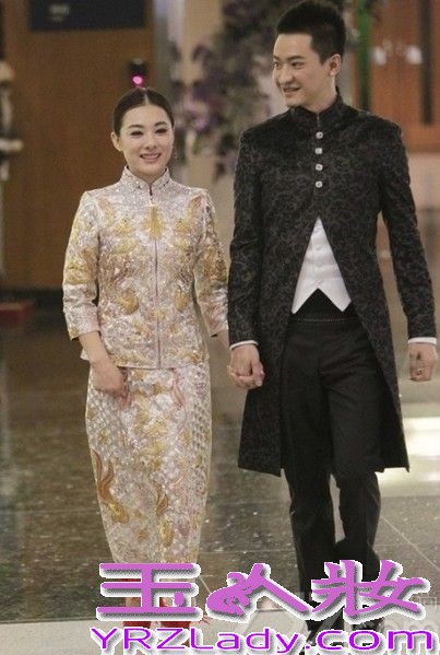 <p>2013年12月8日， 奥运冠军刘璇今日与相恋12年的男友在香港大婚。二人在香港马会宴请来宾，此后在何炅、薛佳凝、黄宗泽等明星好友，以及李小双等&ldquo;奥运冠军团&rdquo;嘉宾的祝福下，在海上完成浪漫婚礼仪式。现场，新郎新娘数度流泪，刘璇说出，&ldquo;我愿做你手中的单簧管，让你在音乐道路上再不孤独。&rdquo;这番温暖感性誓言。随后，两人深情拥吻，令现场气氛充满甜蜜温暖。<br />
<br />
由于刘璇的体操皇后和艺人的双重身份，此次的香港婚礼，吸引了影视歌体各界名人到场。除媒人何炅外，还包括陈百祥夫妇、陈法拉、何礼全夫妇、马国明、黄宗泽、姜大卫、王馨平夫妇、薛佳凝、谭维维、李易峰、邱薇等艺人嘉宾团，以及李小双、杨威、杨云、毕文静、奎媛媛、莫慧兰、李小鹏等奥运冠军团，现场可谓热闹非凡。而未能到场的刘德华，也特别通过视频为一对新人送上祝福。</p>