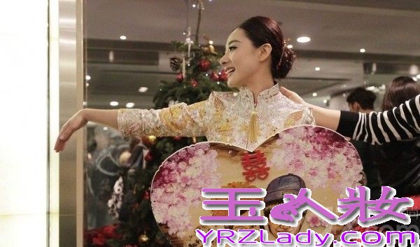 <p>2013年12月8日， 奥运冠军刘璇今日与相恋12年的男友在香港大婚。二人在香港马会宴请来宾，此后在何炅、薛佳凝、黄宗泽等明星好友，以及李小双等&ldquo;奥运冠军团&rdquo;嘉宾的祝福下，在海上完成浪漫婚礼仪式。现场，新郎新娘数度流泪，刘璇说出，&ldquo;我愿做你手中的单簧管，让你在音乐道路上再不孤独。&rdquo;这番温暖感性誓言。随后，两人深情拥吻，令现场气氛充满甜蜜温暖。<br />
<br />
由于刘璇的体操皇后和艺人的双重身份，此次的香港婚礼，吸引了影视歌体各界名人到场。除媒人何炅外，还包括陈百祥夫妇、陈法拉、何礼全夫妇、马国明、黄宗泽、姜大卫、王馨平夫妇、薛佳凝、谭维维、李易峰、邱薇等艺人嘉宾团，以及李小双、杨威、杨云、毕文静、奎媛媛、莫慧兰、李小鹏等奥运冠军团，现场可谓热闹非凡。而未能到场的刘德华，也特别通过视频为一对新人送上祝福。</p>