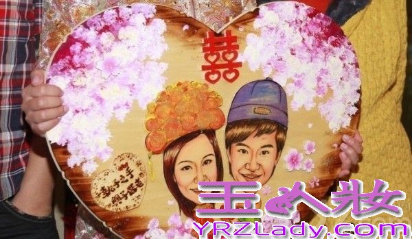 <p>2013年12月8日， 奥运冠军刘璇今日与相恋12年的男友在香港大婚。二人在香港马会宴请来宾，此后在何炅、薛佳凝、黄宗泽等明星好友，以及李小双等&ldquo;奥运冠军团&rdquo;嘉宾的祝福下，在海上完成浪漫婚礼仪式。现场，新郎新娘数度流泪，刘璇说出，&ldquo;我愿做你手中的单簧管，让你在音乐道路上再不孤独。&rdquo;这番温暖感性誓言。随后，两人深情拥吻，令现场气氛充满甜蜜温暖。<br />
<br />
由于刘璇的体操皇后和艺人的双重身份，此次的香港婚礼，吸引了影视歌体各界名人到场。除媒人何炅外，还包括陈百祥夫妇、陈法拉、何礼全夫妇、马国明、黄宗泽、姜大卫、王馨平夫妇、薛佳凝、谭维维、李易峰、邱薇等艺人嘉宾团，以及李小双、杨威、杨云、毕文静、奎媛媛、莫慧兰、李小鹏等奥运冠军团，现场可谓热闹非凡。而未能到场的刘德华，也特别通过视频为一对新人送上祝福。</p>